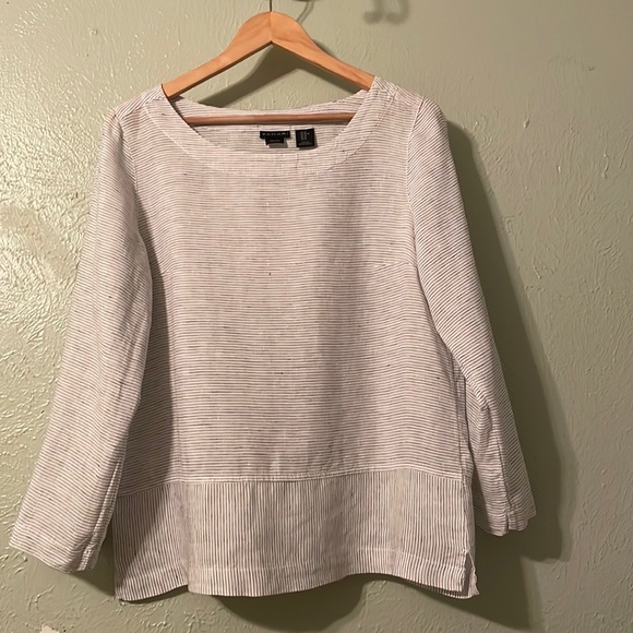 Tahari Tops - TAHARI 💯 LINEN Top Size M White with Black or Navy Baby Stripes